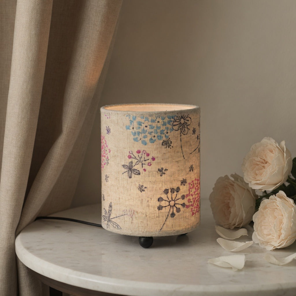 Lampe de chevet en lin sur une table en marbre